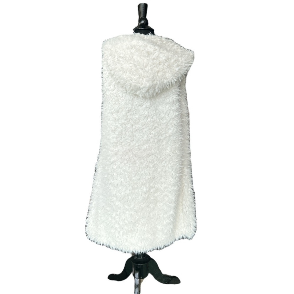 Ashley By 26 International Fluffy Vest - Picture 4 of 9